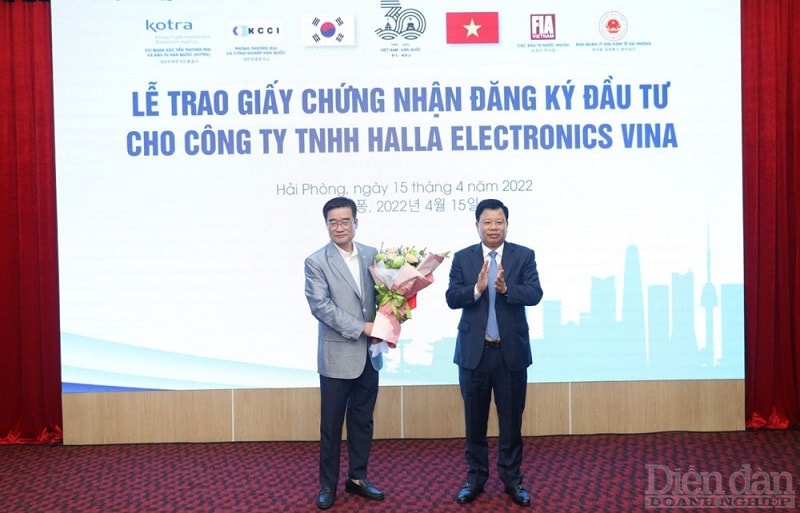 BQL KKT Hải Phòng trao Giấy chứng nhận đăng ký đầu tư cho Công ty TNHH Halla Electronics Vina