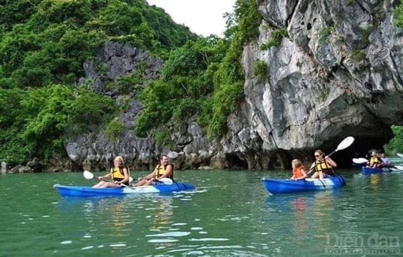 Quảng Ninh ghi nhận đón khách quốc tế trở lại thăm quan vịnh Hạ Long