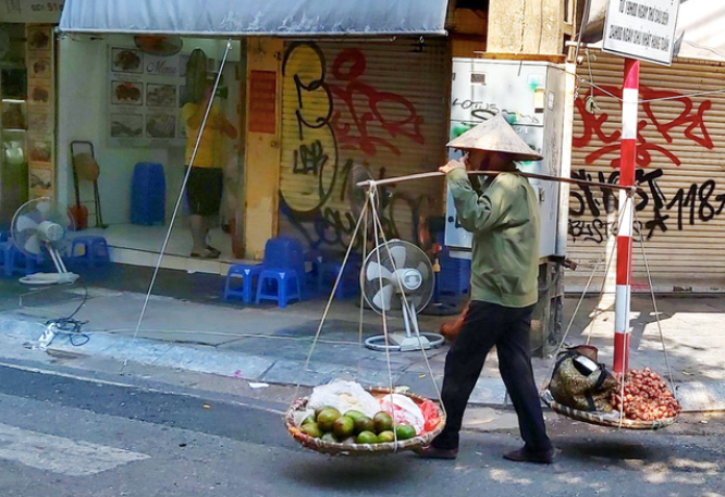 Liệu máy bán hàng tự động có thể thay thế được gánh hàng rong