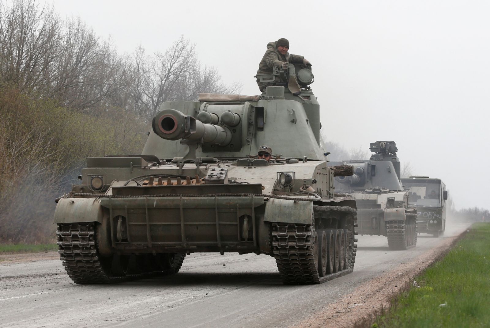 xe bọc thép gần phía nam thành phố cảng Mariupol, Ukraine ngày 17/4.