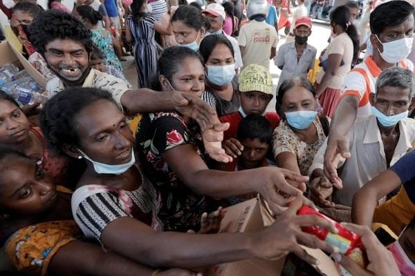 Người dân Sri Lanka nhận hàng hóa viện trợ. Ảnh: Reuters