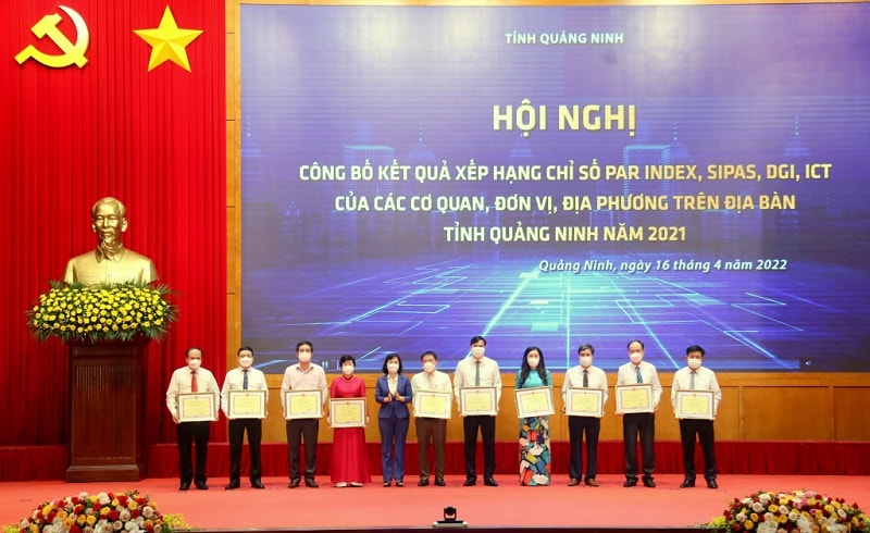 Các tập thể có thành tích xuất sắc trong việc nâng cao chỉ số CCHC năm 2021 tỉnh Quảng Ninh nhận bằng khen tại Hội nghị công bố các chỉ số PAR INDEX, SIPAS, DGI, ICT năm 2021 (Ảnh: Báo Quảng Ninh)