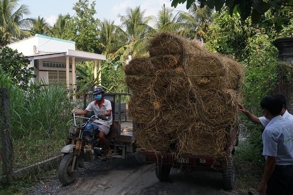 Người dân đi lại khó khăn