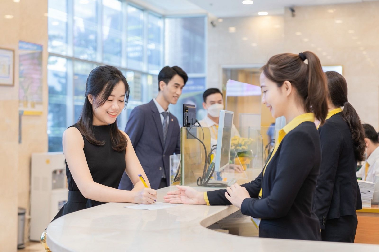 Không gian giao dịch sang trọng, hiện đại tại Nam A Bank.