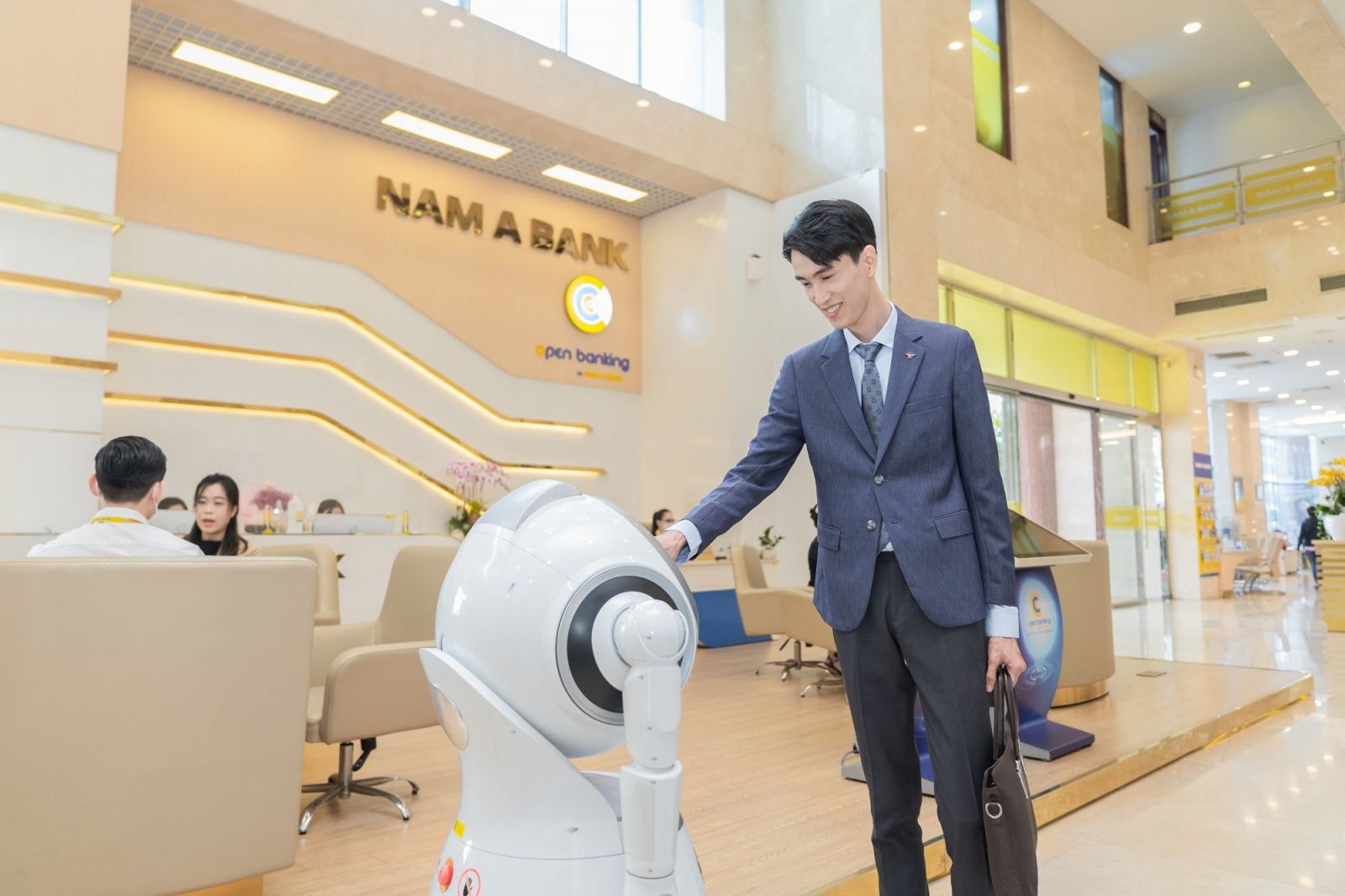 Khách hàng trải nghiệm Robot OPBA tại Nam A Bank 