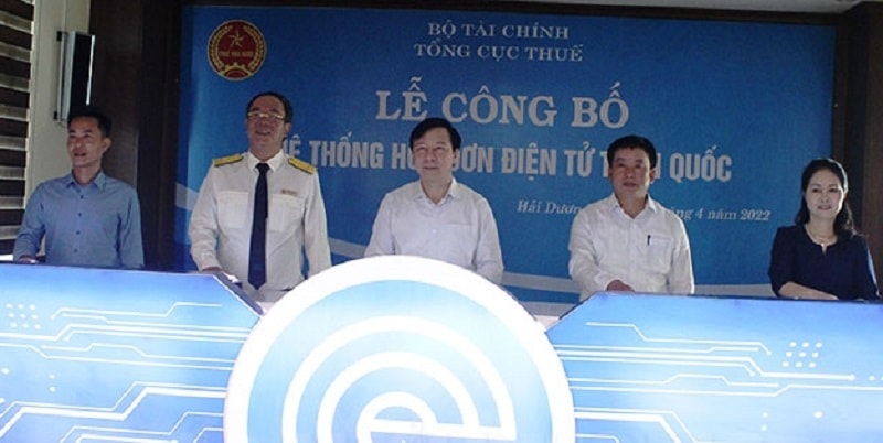 Ông Phạm Xuân Thăng cùng lãnh đạo UBND tỉnh, Cục Thuế tỉnh... thực hiện nghi thức kích hoạt hệ thống hóa đơn điện tử toàn quốc tại điểm cầu Hải Dương