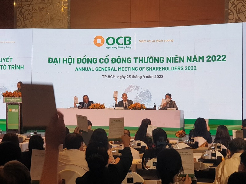 Cổ đông OCB biểu quyết thông qua các tờ trình tại đại hội