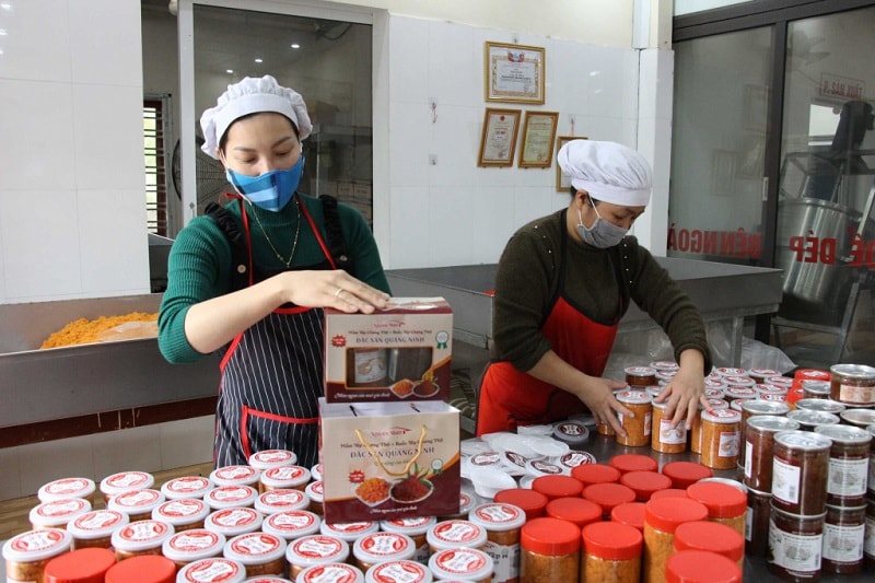 Đóng gói sản phẩm tại Cơ sở sản xuất mắm tép, ruốc tép chưng thịt Nguyên Nhàn (phường Yên Giang, TX Quảng Yên)