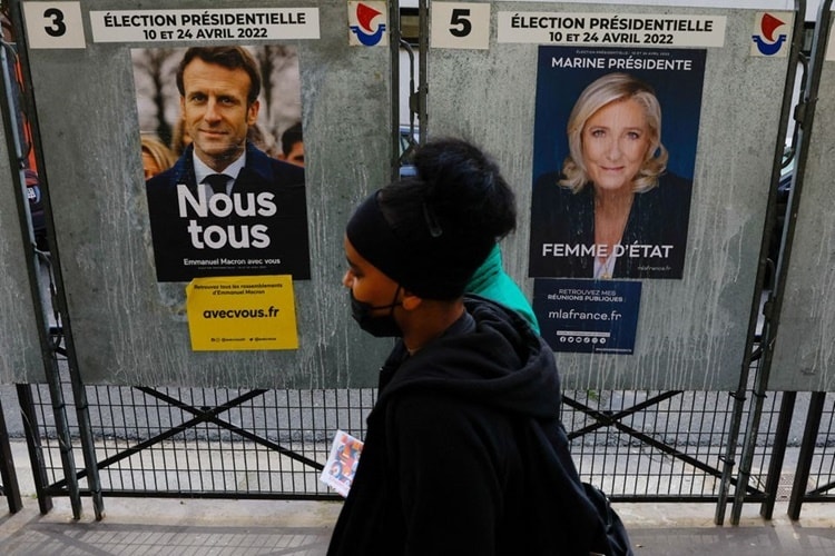 Poster tranh cử của ông Macron và bà Le Pen ở Paris. Ảnh: Reuters.