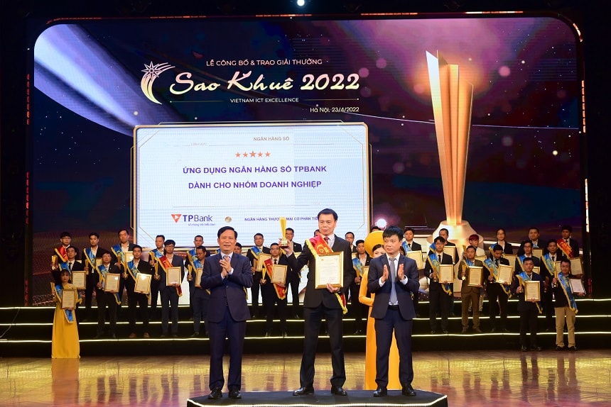 Đại diện TPBank nhận Giải thưởng Sao Khuê 2022