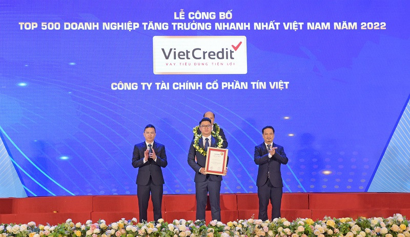  Đại diện VietCredit (hàng trên) nhận giải thưởng top 500 Doanh nghiệp tăng trưởng nhanh nhất Việt Nam 2022