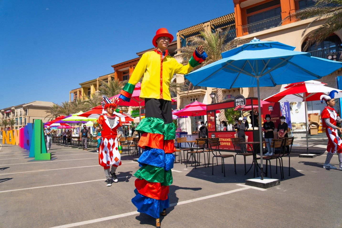 Khách hàng vừa tham quan các gian hàng mua sắm vừa tương tác với gánh xiếc vui nhộn tại Festival Street