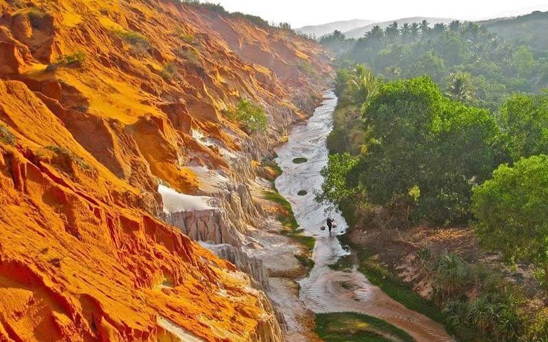 dự án này được ông Nguyễn Ngọc Hai, nguyên Chủ tịch UBND tỉnh Bình Thuận (đã bị bắt tạm giam), ký quyết định chấp thuận chủ trương đầu tư vào tháng 11/2016 cho Công ty Cổ phần tổng hợp đầu tư Mũi Né với tổng diện tích hơn 136 ha.