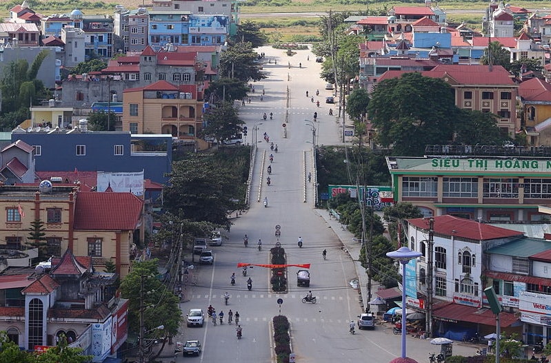 Bà Trần Thị Vân Giám đốc Trung tâm Quản lý đất đai thành phố Điện Biên Phủ (tỉnh Điện Biên) bị khởi tố và bắt tạm giam để điều tra làm rõ hành vi thiếu trách nhiệm gây hậu quả nghiêm trọng.