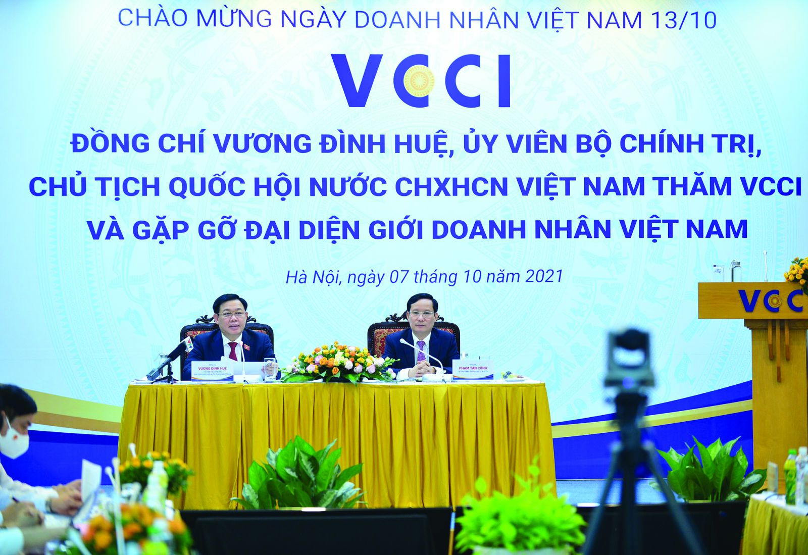 Chủ tịch Quốc hội Vương Đình Huệ thăm làm việc với VCCI và gặp gỡ đại diện giới doanh nhân Việt Nam nhân kỷ niệm Ngày doanh nhân Việt Nam 13-10.