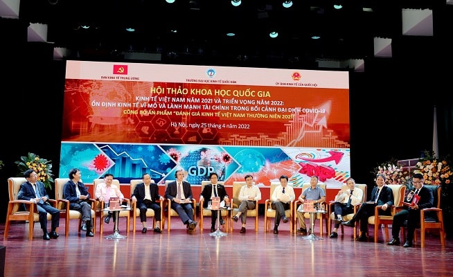 Các diễn giả trao đổi tại Hội thảo Khoa học Quốc gia: Kinh tế Việt Nam năm 2021 và triển vọng năm 2022: “Ổn định kinh tế vĩ mô và lành mạnh tài chính trong bối cảnh đại dịch COVID-19 & Công bố ấn phẩm Đánh giá Kinh tế Việt Nam thường niên 2021”.