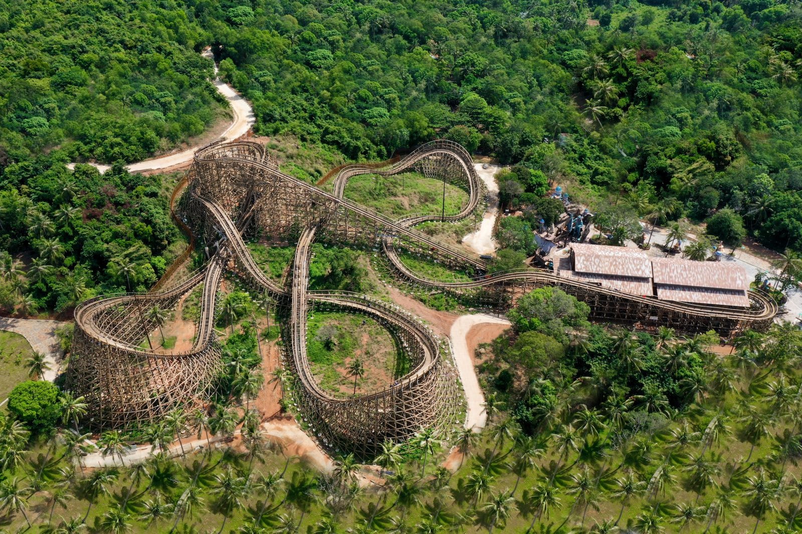 Trò chơi Roller Coaster gỗ với 2 làn trượt hiện đại sẽ được Sun Group đưa vào công viên Kim Quy. (Ảnh minh họa trò chơi này tại công viên Sun World Hòn Thơm)