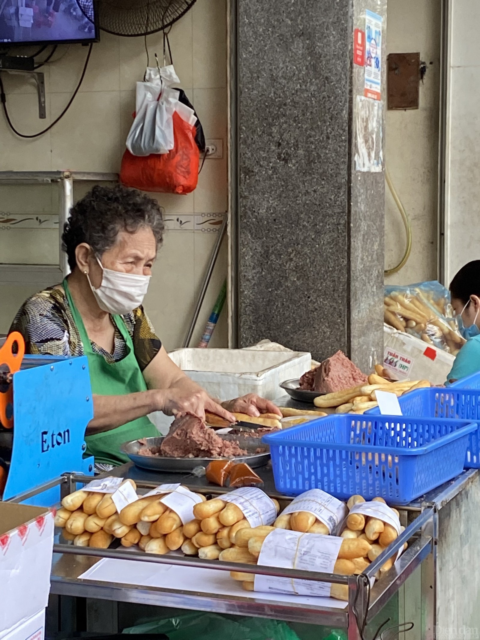 Bánh mì cay, món ăn đặc trưng của Hải Phòng được rất nhiều du khách tìm mua để thưởng thức khi đến Hải Phòng