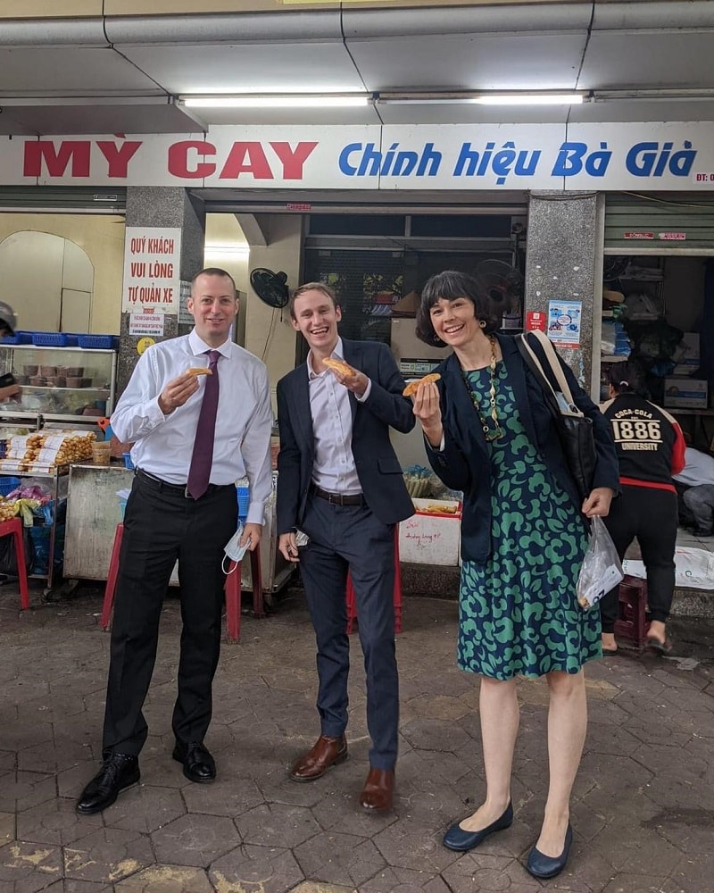 Đoàn công tác của Đại Sứ Quán Hoa Kỳ tại Hải Phòng thưởng thức món bánh mỳ cay Hải Phòng hồi giữa tháng 4/2022