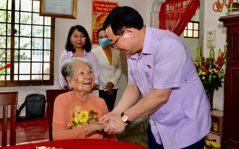 Chủ tịch Quốc hội Vương Đình Huệ và Đoàn công tác tới thăm, tặng quà Mẹ Việt Nam anh hùng Nguyễn Thị Vàng.