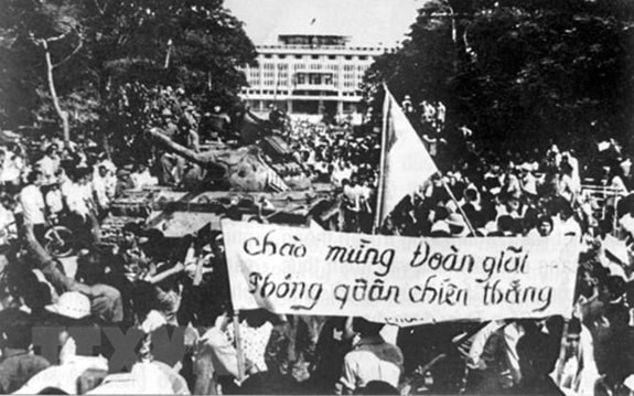 Nhân dân Sài Gòn đón chào quân giải phóng chiếm phủ tổng thống ngụy, trưa 30-4-1975. (Ảnh: Tư liệu/TTXVN phát)