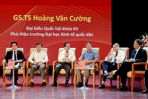 PGS.TS Vũ Sỹ Cường, Học viện Tài chính (thứ hai từ trái sang) trao đổi tại Hội thảo Khoa học Quốc gia: Kinh tế Việt Nam năm 2021 và triển vọng năm 2022: “Ổn định kinh tế vĩ mô và lành mạnh tài chính trong bối cảnh đại dịch COVID-19