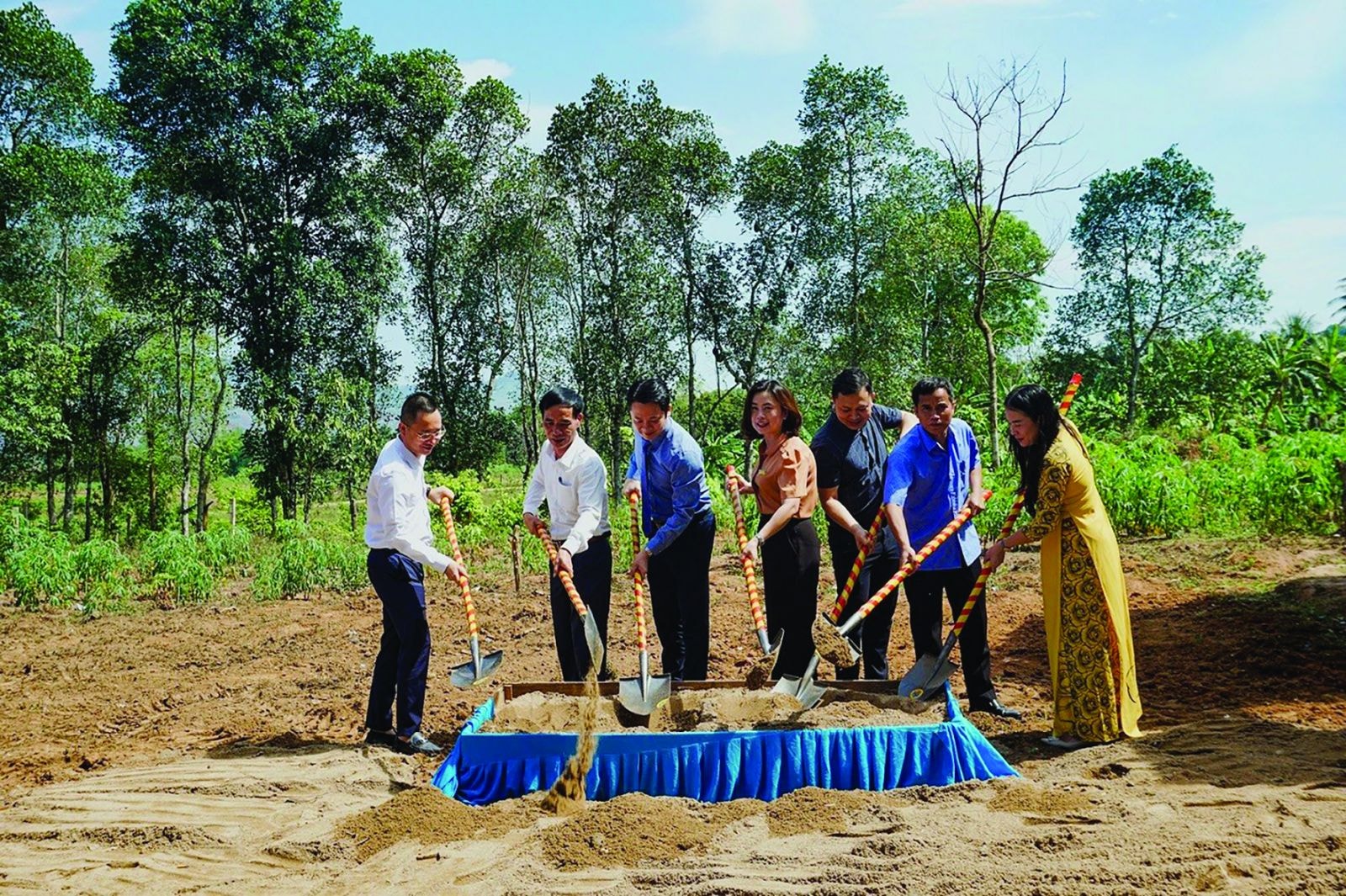  Các vị đại biểu tiến hành buổi lễ khởi công, công trình chính thức được triển khai