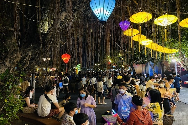 Vào ban đêm, khu phố cổ dần lung linh dưới ánh sáng đèn lông huyền ảo tạo không gian thơ mộng cuốn hút khách du lịch.