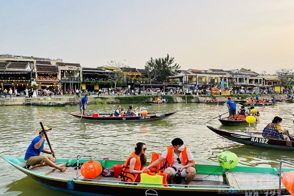 Chị Nguyễn Hà My - du khách Hà Nội cho biết Hội An luôn là điểm nhấn đặc biệt trên bản đồ du lịch Việt Nam. Với các làng nghề truyền thống cùng cách làm du lịch độc đáo, Hội An sẽ là một trong những địa phương khôi phục du lịch đầu tiên của tỉnh Quảng Nam và khu vực miền Trung.