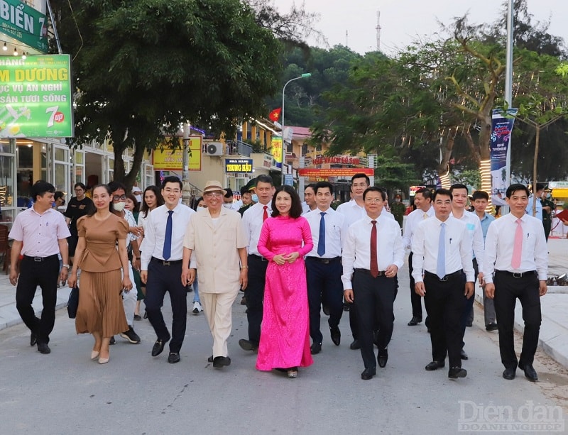 Trước đó, nằm trong chuỗi sự kiện chào mừng Liên hoan du lịch Đồ Sơn 2022, quận Đồ Sơn đã khai trương tuyến phố đi bộ dài 700m, bắt đầu từ đoạn Ngã ba con Hươu đến nhà nghỉ Ngô Quyền thuộc tuyến đường Vạn Hương - Khu II Đồ Sơn. Thời gian hoạt động tuyến phố đi bộ từ 15h đến 23h các ngày thứ sáu, thứ bảy, chủ nhật và ngày lễ