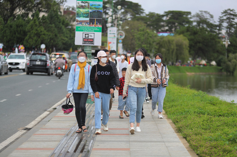 Người dân, du khách tham quan Đà Lạt quanh hồ Xuân Hương