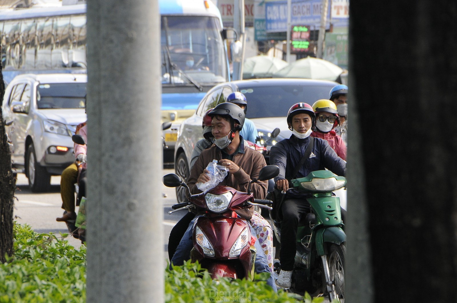 Người dân tranh thủ dừng xe 