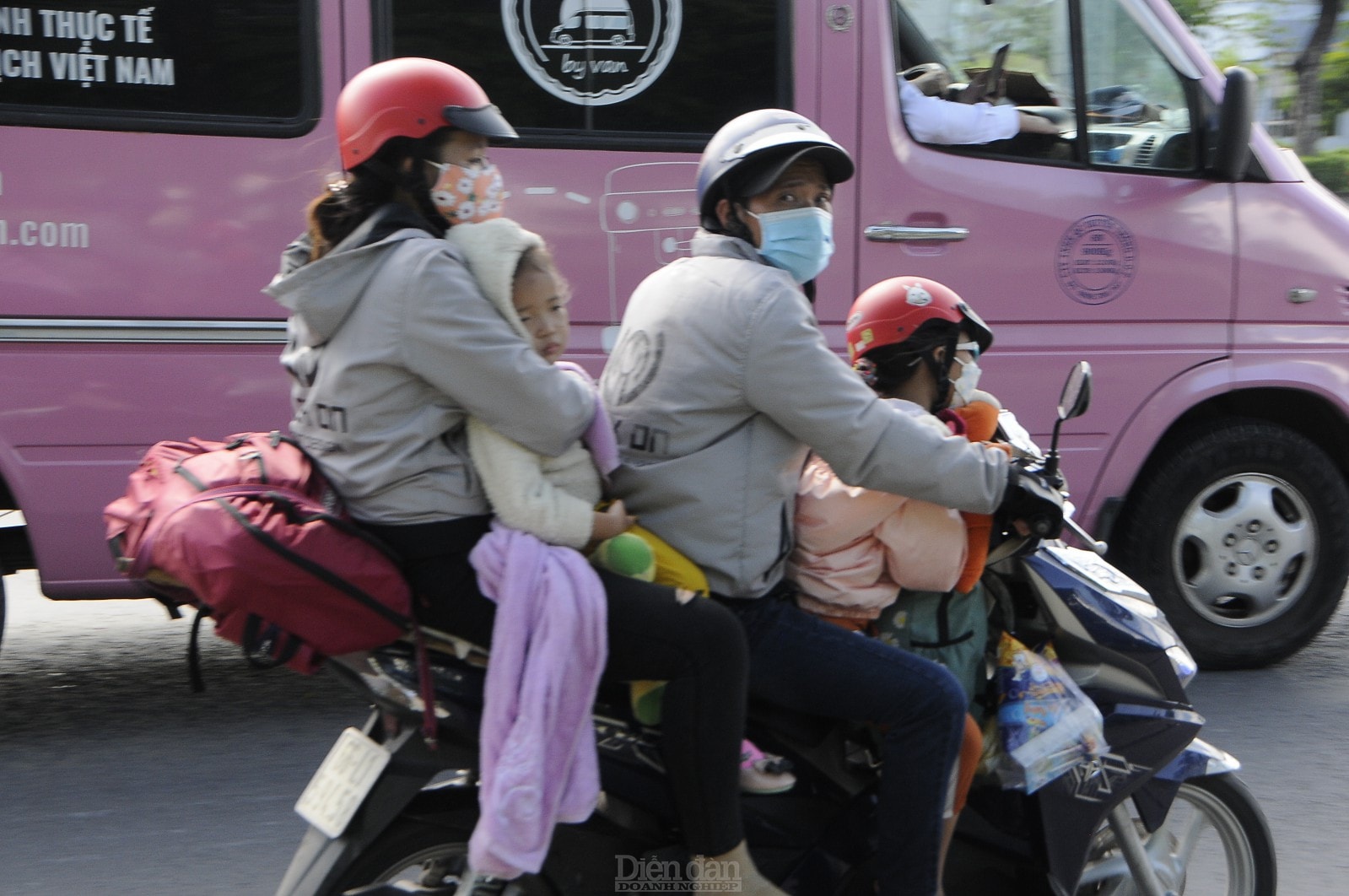 Phải di chuyển một chặng đường dài, dưới cái nắng gắt của mùa khô Sài Gòn, nhiều em nhỏ thấm mệt...