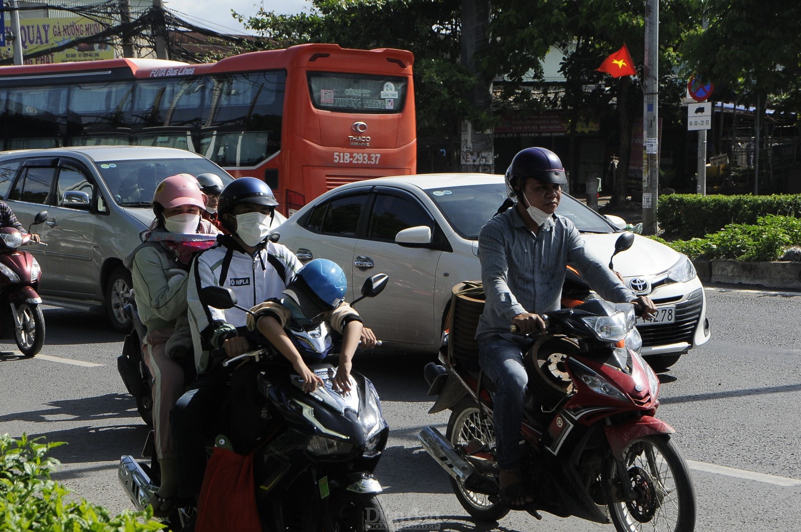 ...và ngủ gục ngay trên yên xe của bố mẹ.