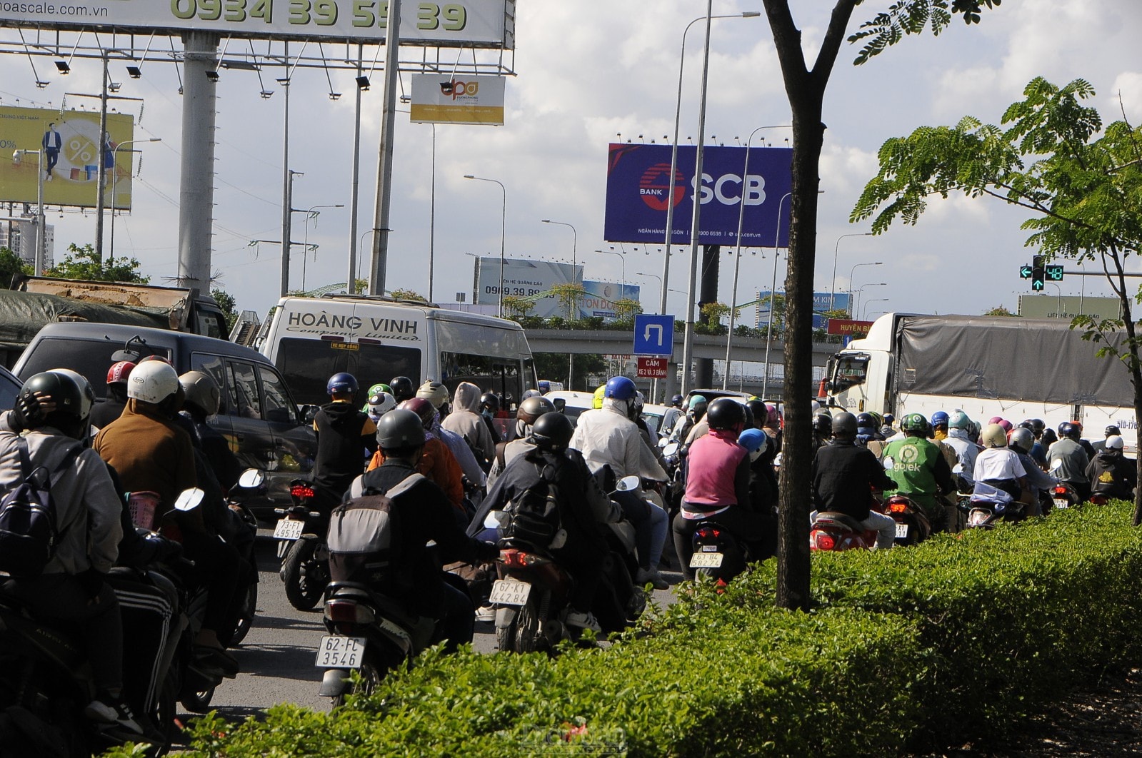 Làn dành cho xe hai bánh luôn đông đúc.