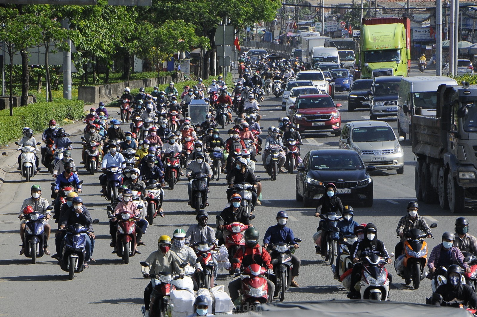 Lượng người và phương tiện khá đông, khiến giao thông khu vực cửa ngõ phía Tây TP.HCM bị ùn ứ cục bộ.