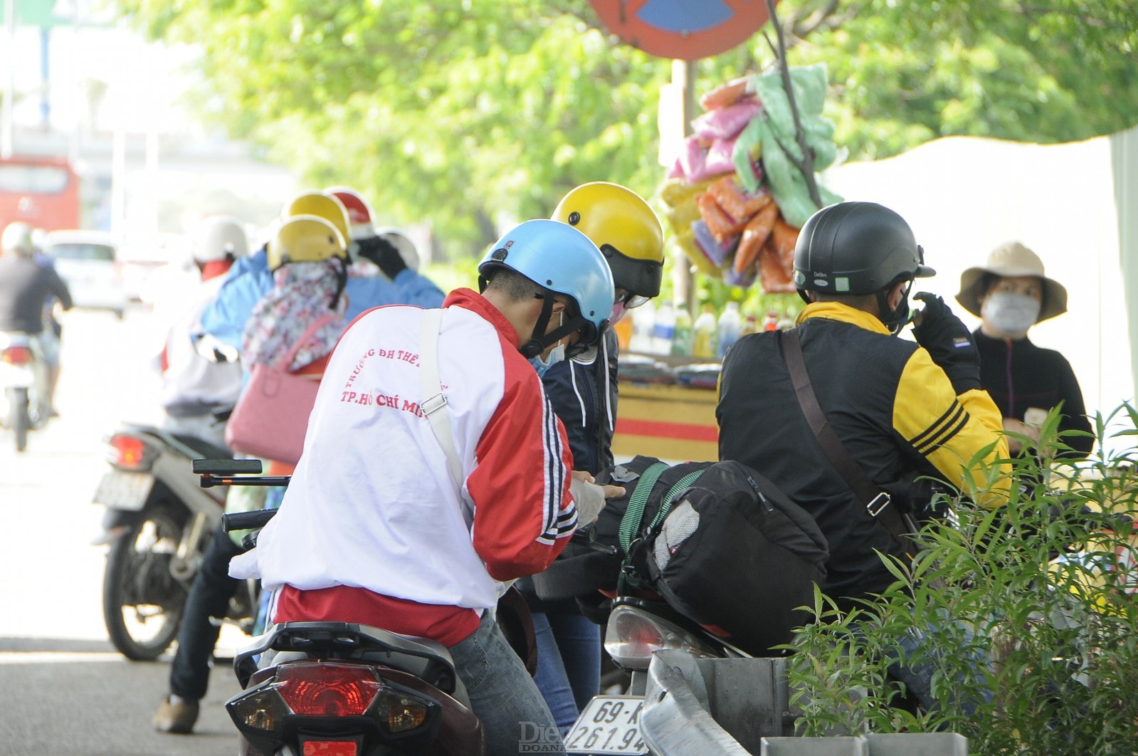 Sau một chặng đường dài, nhiều người dừng chân nghỉ ngơi lấy lại sức tại các quán nước bên vệ đường.