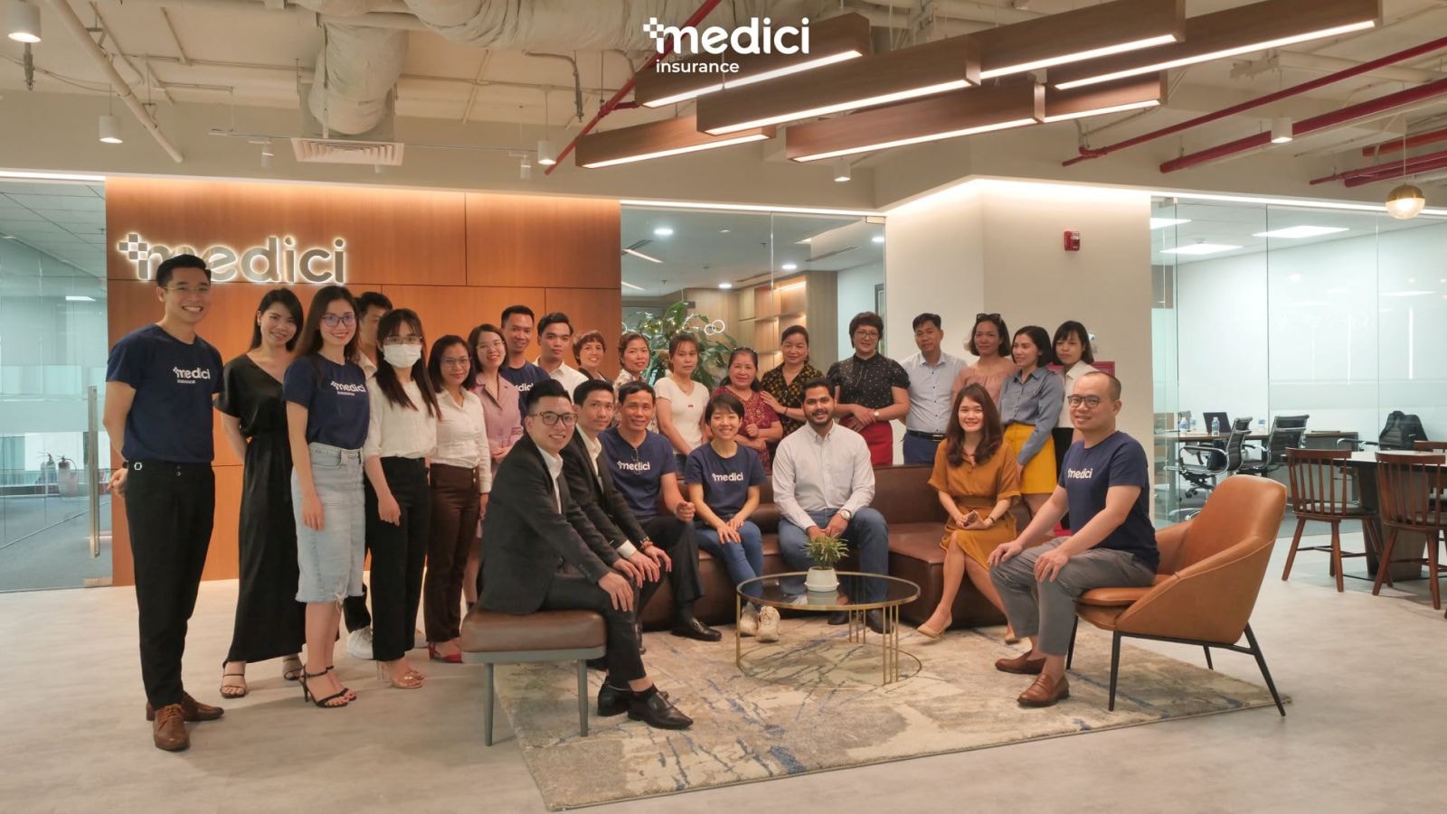 Ông Yash Sankrityayan, chủ tịch Quỹ đầu tư Jungle Ventures trong chuyến văn văn phòng và đội ngũ của Medici Insurance tại Hà Nội