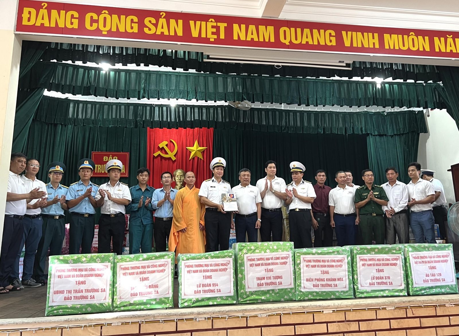 Đại diện Đoàn VCCI tặng quà quân và dân trên đảo Trường Sa