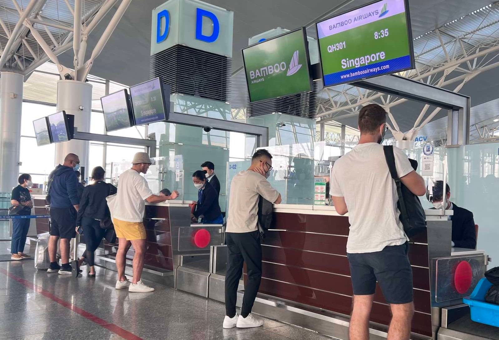 Ảnh 1: Hành khách làm thủ tục để tham gia chuyến bay đầu tiên chặng Hà Nội – Singapore do Bamboo Airways khai thác