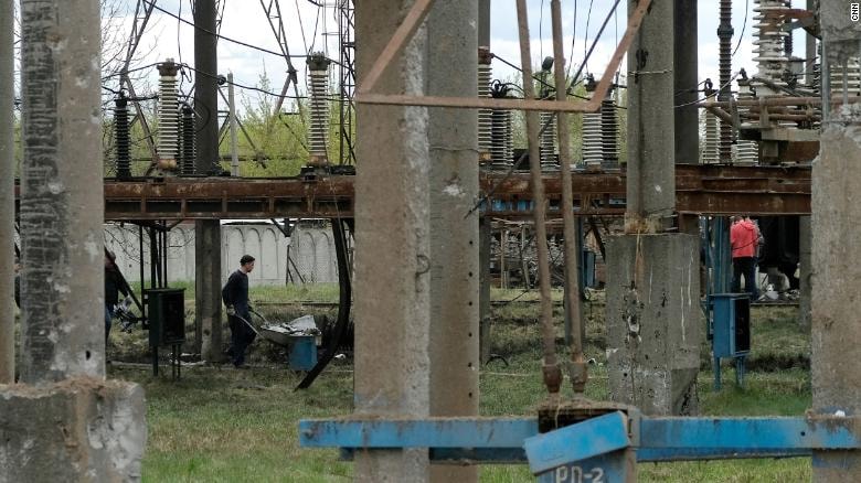 Công nhân đường sắt dọn sạch các mảnh vỡ từ nhà máy điện ở Lviv.
