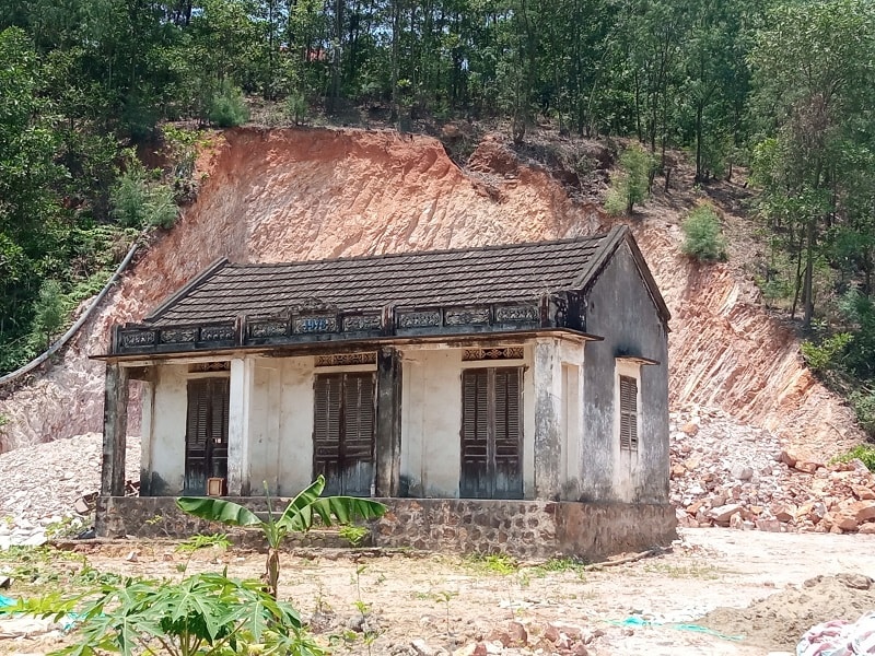 Cũng tại quả núi đó, một góc khác cũng bị đào bới nham nhở
