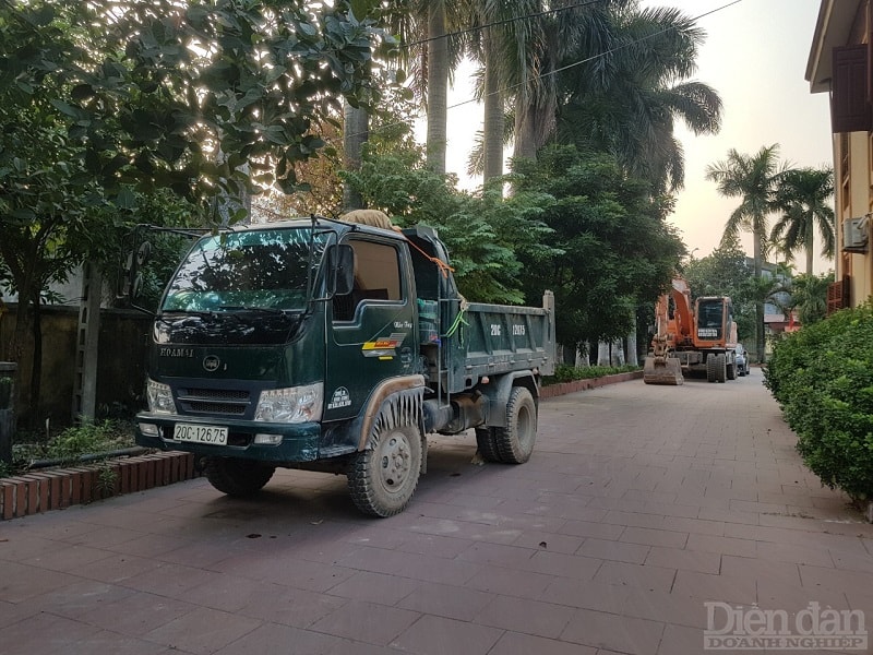 chính quyền địa phương đã ra sức ngăn chặn bằng việc tịch thu tang vật, xe vận chuyển, máy xúc