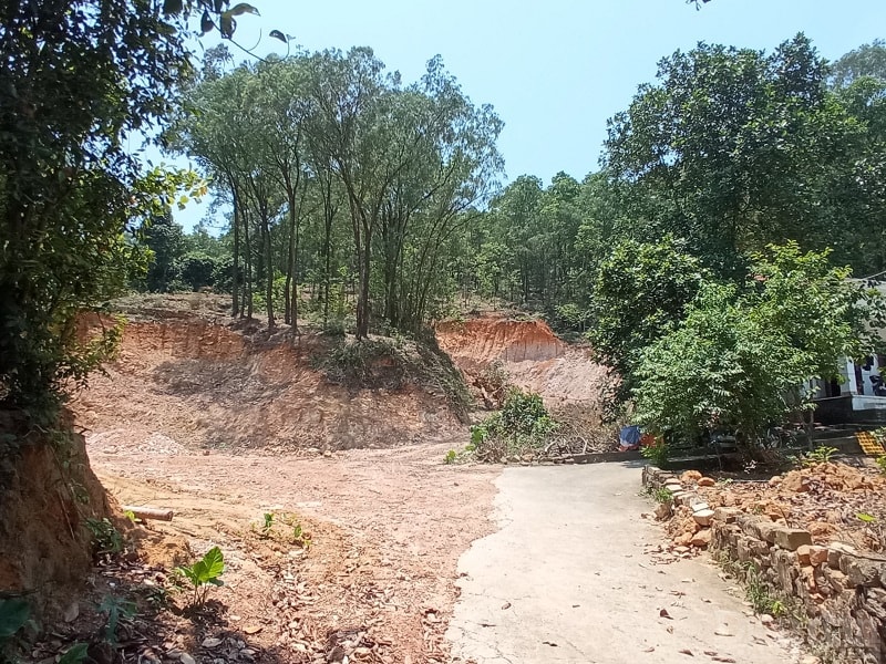 Cách đó không xa, cũng một vị trí nữa bị khai thác như một đại công trường