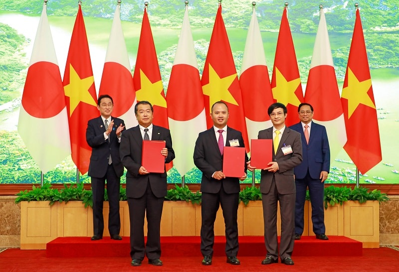 Thủ tướng Phạm Minh Chính và Thủ tướng Kishida Fumio chứng kiến đại diện ba doanh nghiệp VietCredit, Hitachi và VietnamPost trao đổi văn bản MOU. Ảnh: VietCredit