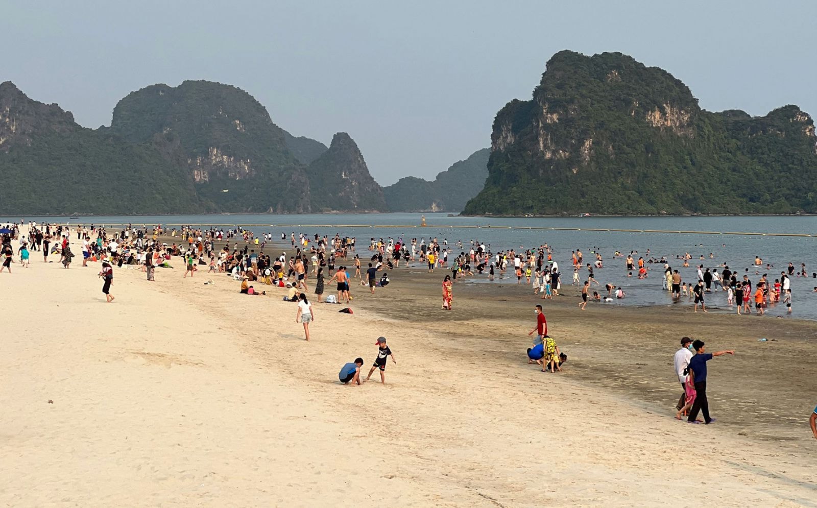 ỳ nghỉ lễ 30/4-1/5 năm nay kéo dài hơn so với mọi năm (4 ngày), lại vào thời điểm đầu hè thích hợp cho những chuyến đi chơi cùng gia đình, hội nhóm,… đã tạo điều kiện thuận lợi để du lịch tái khởi động trở lại.