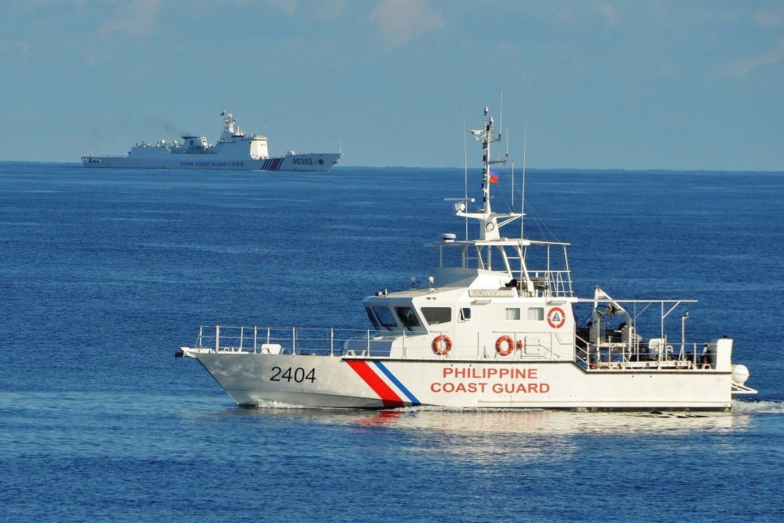 Tàu hải cảnh Philippines và Trung Quốc tại bãi cạn Scarborough ở Biển Đông. Ảnh: AFP