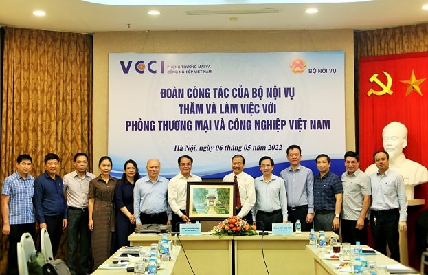 Đoàn công tác Bộ Nội vụ tặng lưu niệm lãnh đạo VCCI. Ảnh: Quốc Tuấn