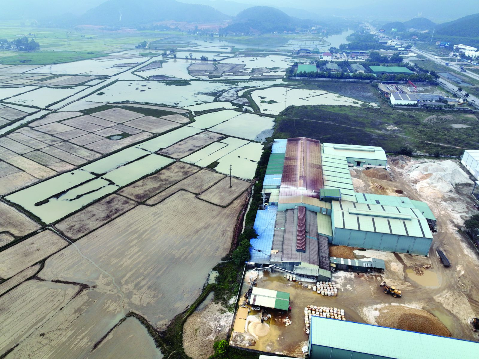  Nhà đầu tư vào Khu A, KCN Nam Cấm đang “thiệt đơn, thiệt kép” vì mặt bằng diện tích đất ở đây vẫn chưa được giải phóng, bàn giao để triển khai hoàn thiện dự án.