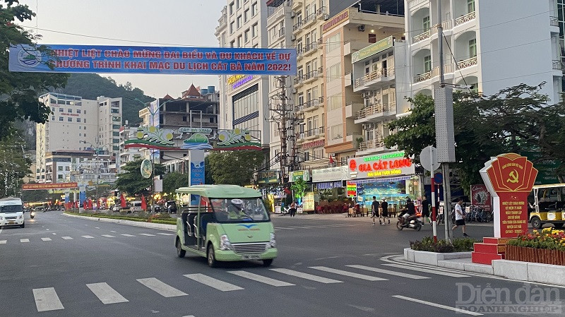 Các hàng quán, dịch vụ kinh doanh đều đã mở cửa trở lại để phục vụ du khách (Ảnh: Xuân Thuỷ)